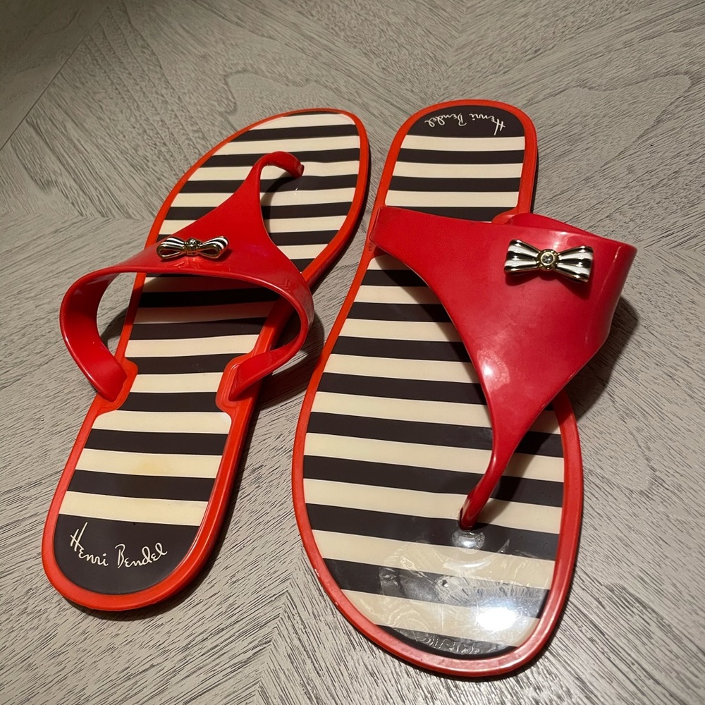 HENRI BENDEL Red Thong Sandals w/ Signature Stripe Bow-Size 9